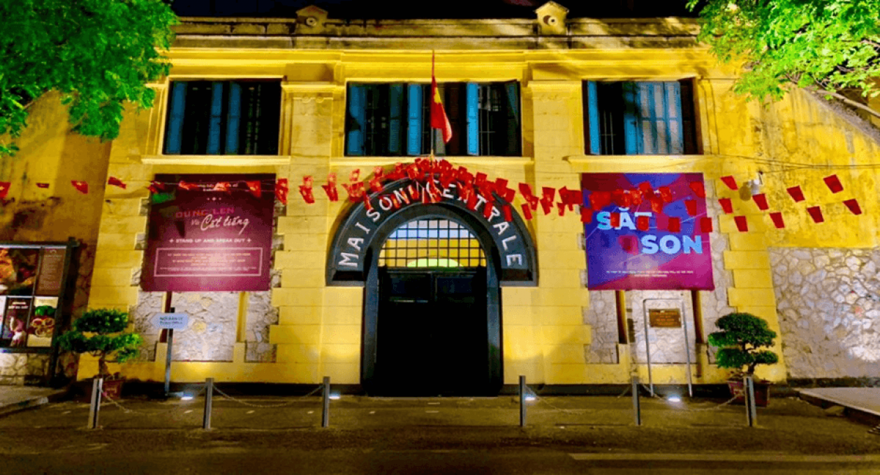 Noite Sagrada - Espírito Vietnamita Inquebrável: A Vida de um Prisioneiro em Hoa Lo
