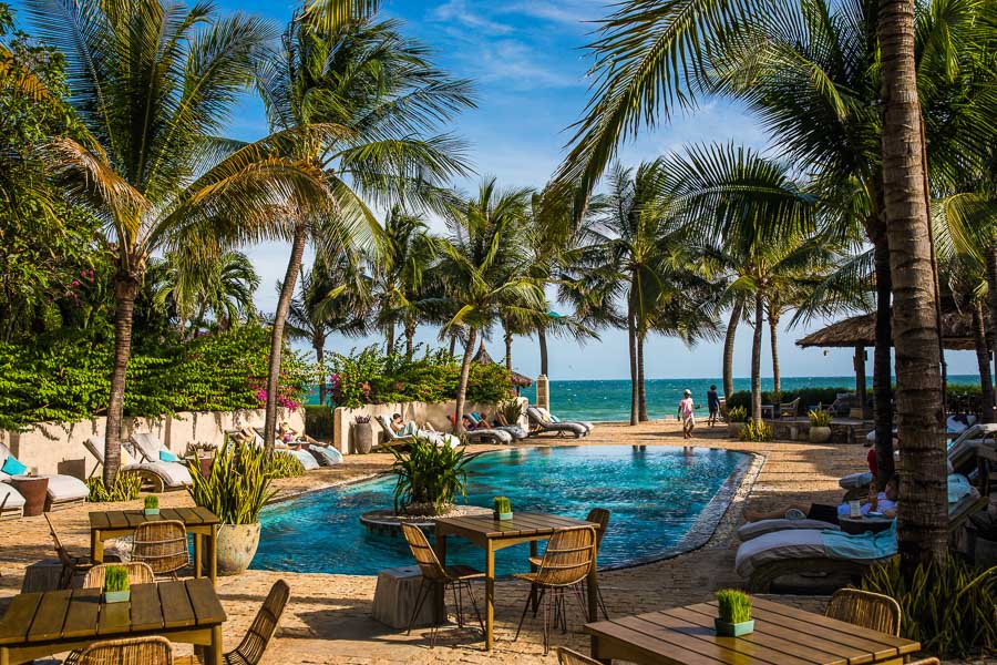 Beach clubs along the shore offer drinks, nibbles and tunes.