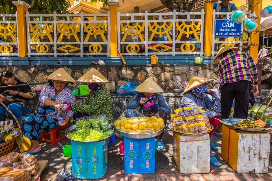 Châu Đốc is home to inventive sweet treats such as palm sugar rice cake and pandan leaf rice cake.