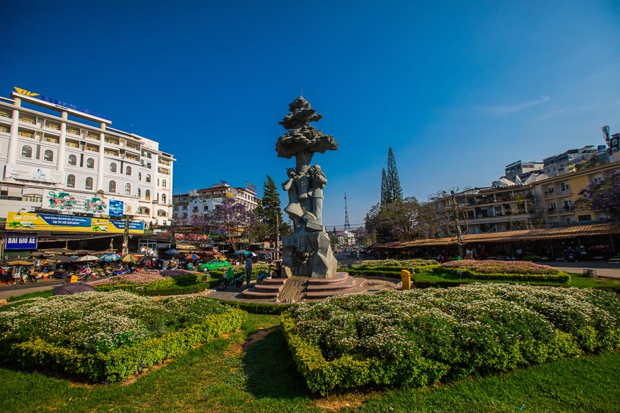 Đà Lạt town is known for its large central market, pretty lake and flower gardens.