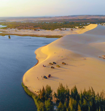White sands, large lakes and lotus flowers – the beauty of Bau Trang, Binh Thuan