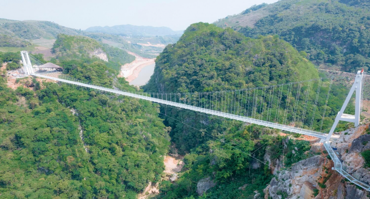 Lassen Sie sich von der längsten Glasbodenbrücke der Welt begeistern