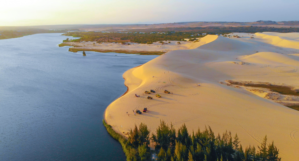 White sands, large lakes and lotus flowers – the beauty of Bau Trang, Binh Thuan