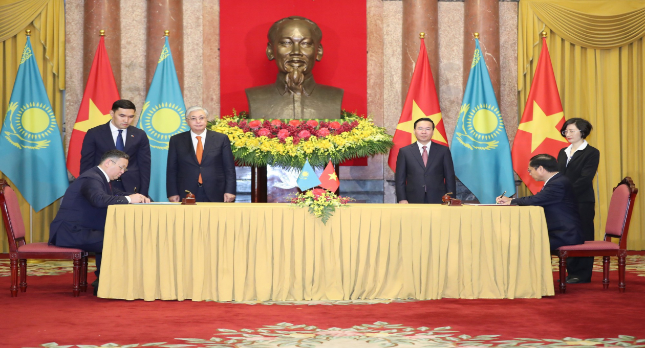 Vietnam and Kazakhstan sign Agreement on visa exemption updated