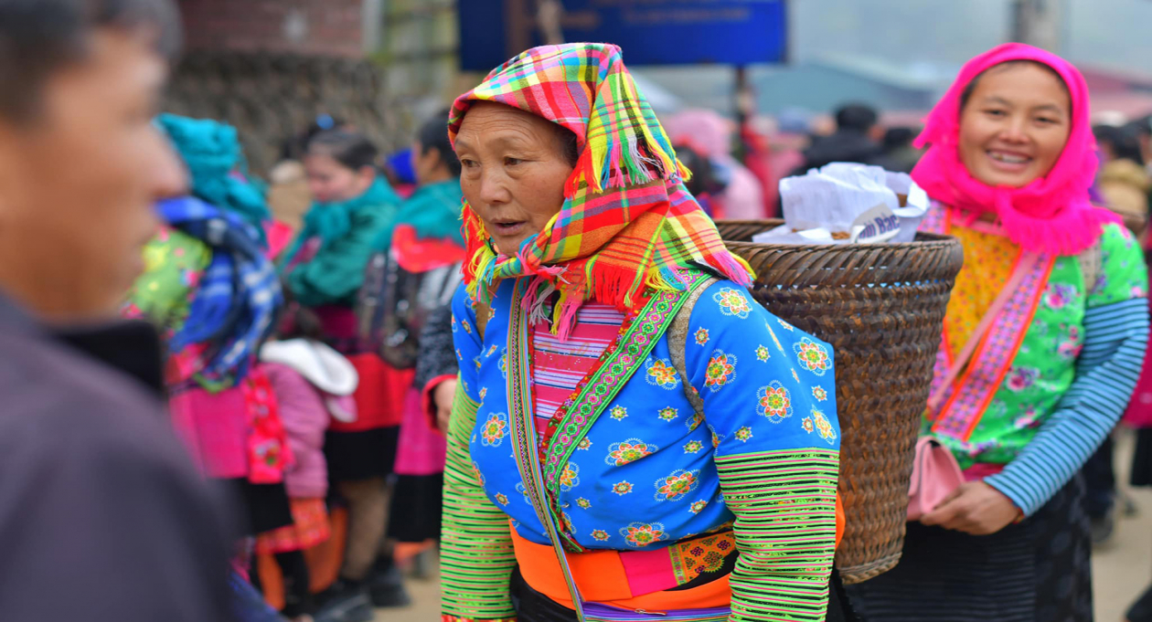 Experience the vibrant culture of Tả Sìn Thàng Market