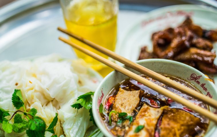 មគ្គុទ្ទេសក៍ដំបូងបង្អស់អំពីម្ហូបអាហារតាមចិញ្ចើមផ្លូវវៀតណាម