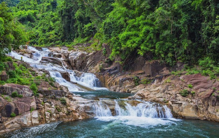 ទឹកធ្លាក់ និងប្រភពទឹកលាក់ខ្លួននៅជុំវិញក្រុងញ៉ាត្រាង