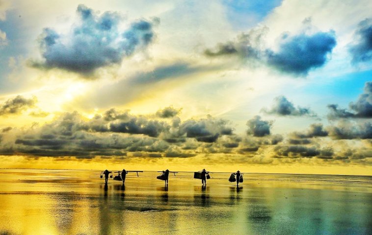 The infinity waters of Quang Lang Beach 